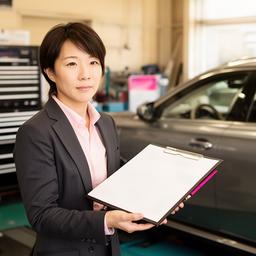 高級車専門工場の代表が山梨の整備工房で車両カルテを確認する様子